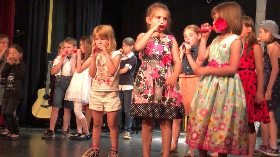 Élèves complices assis sur les marches de la scène