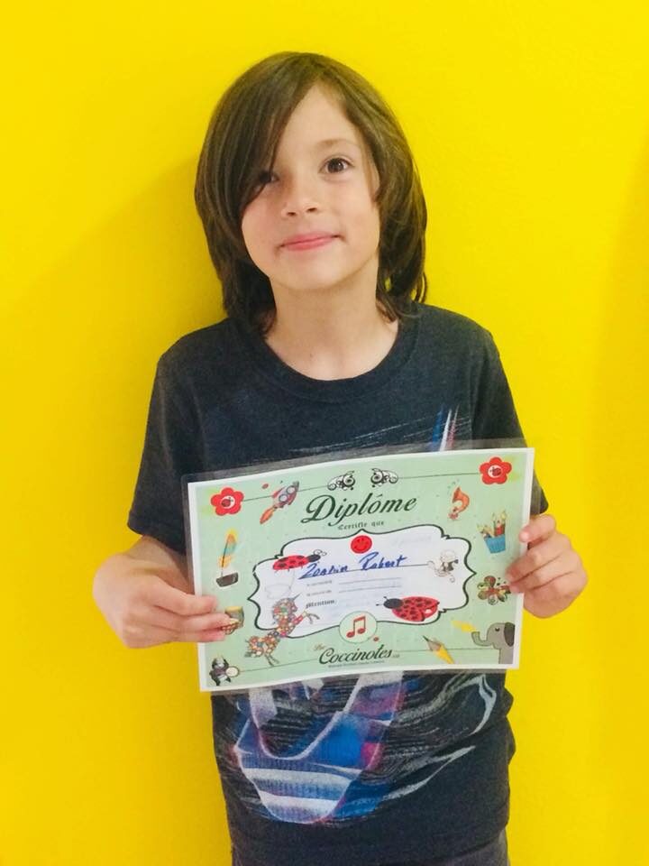 Élève présentant son diplôme Coccinotes