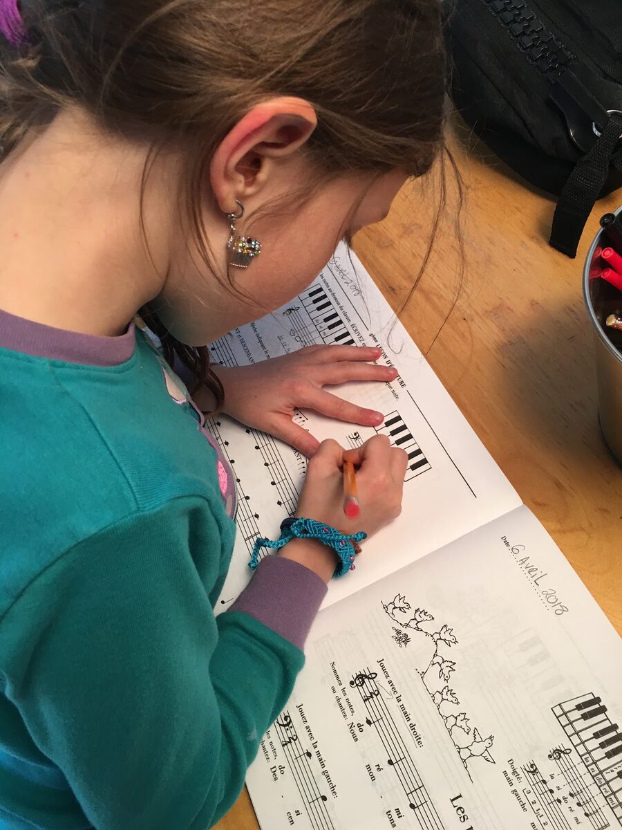 Élève travaillant sa théorie musicale